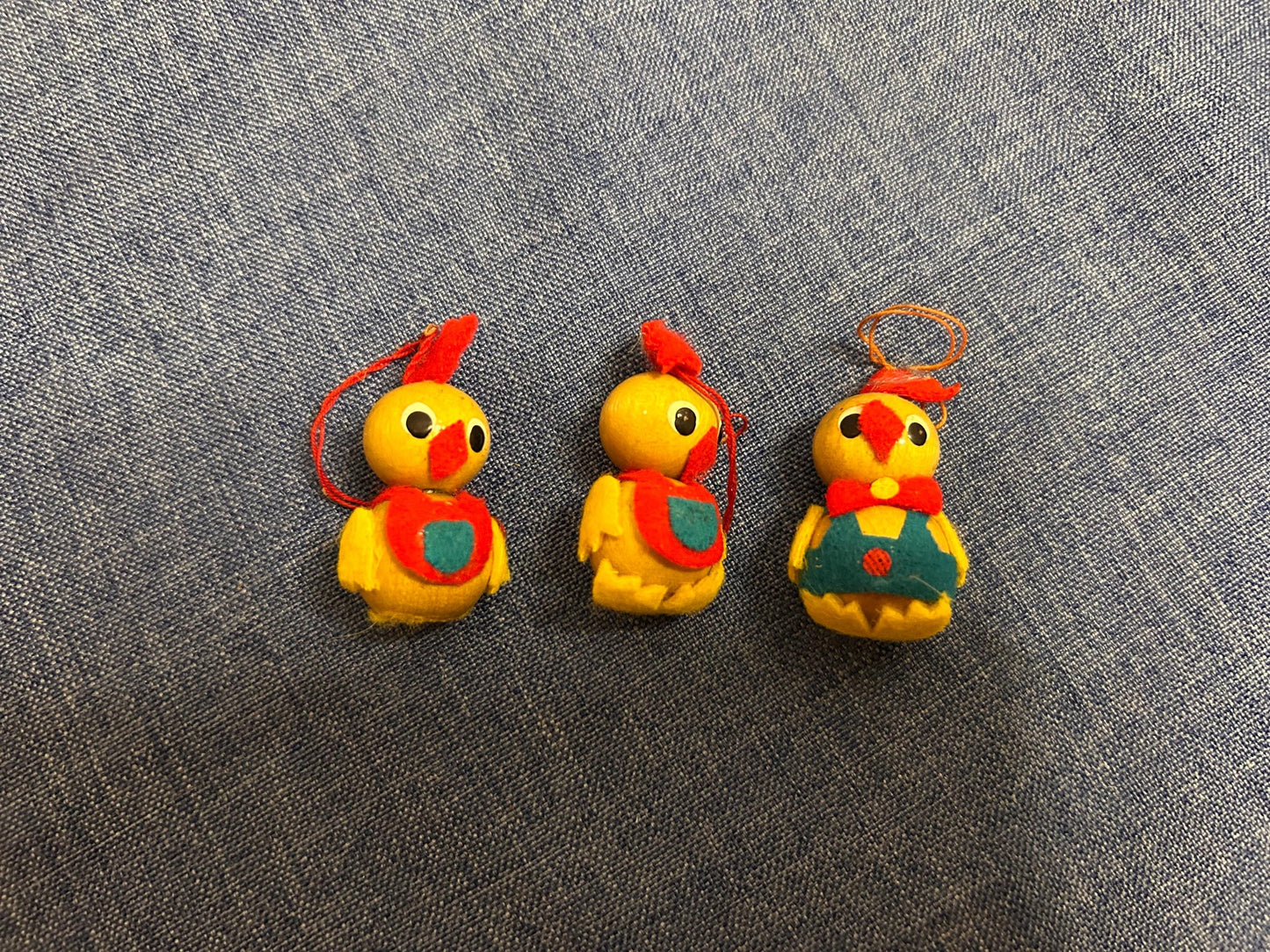 Set of three vintage chickens for hanging, each approx. 4 cm