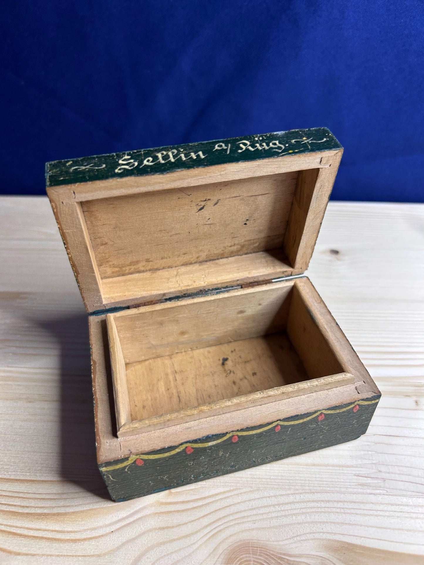 Beautiful vintage jewelry box