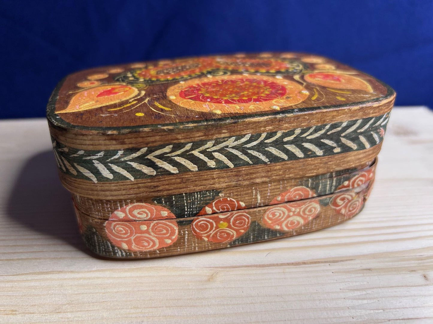 Beautiful vintage stretch box