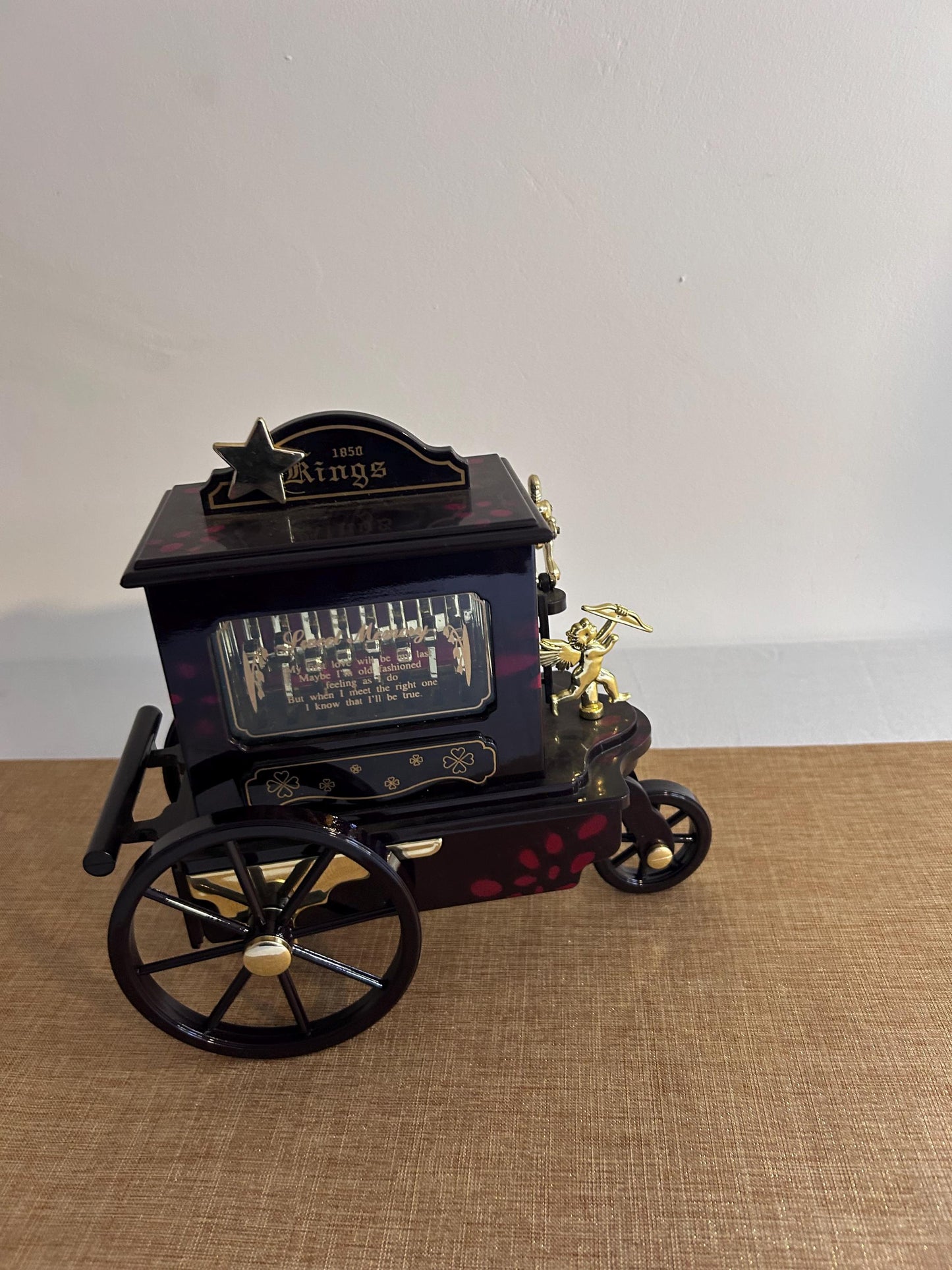 Music box in the shape of a carriage "kings"