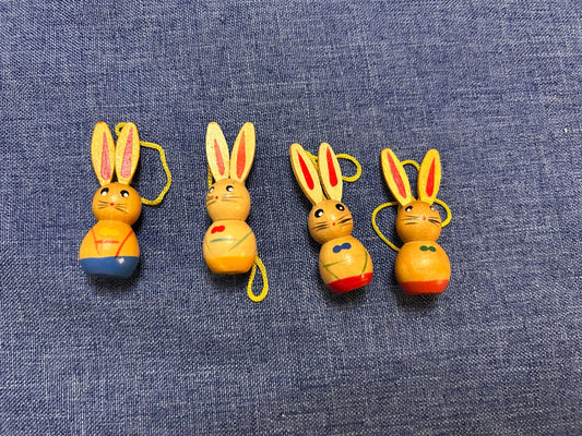 Set aus vier vintage Osterhasen zum Aufhängen