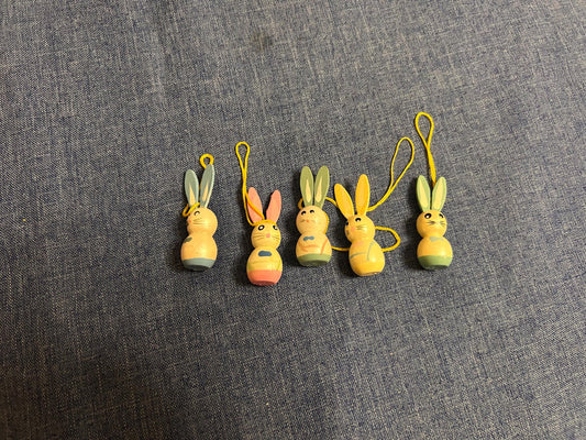 Set aus fünf vintage Osterhasen zum Aufhängen