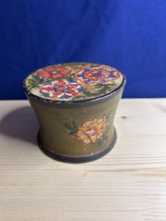 Beautiful vintage stretch box