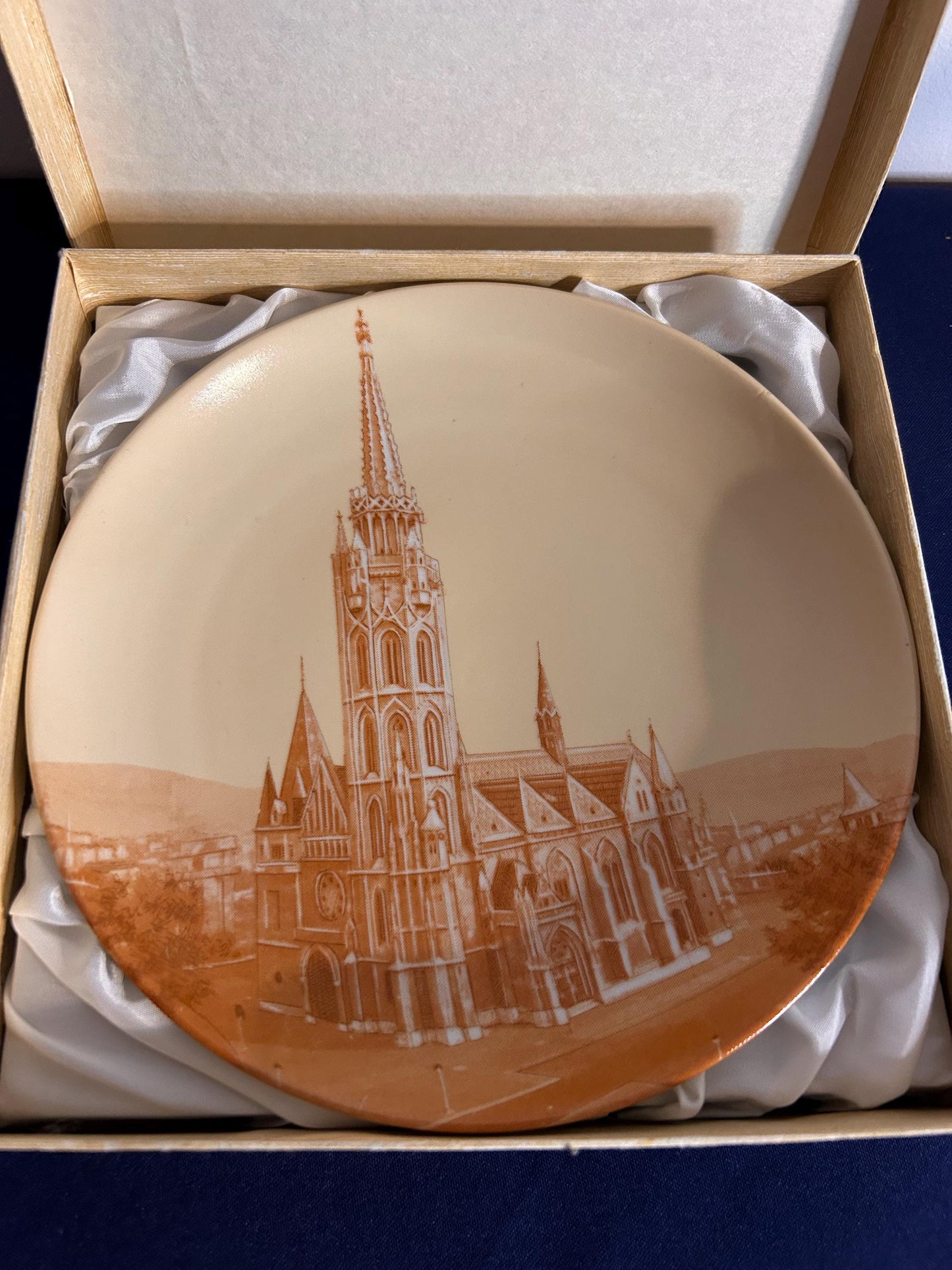 Wall plate from Hollóháza with the Matthias Church in Budapest