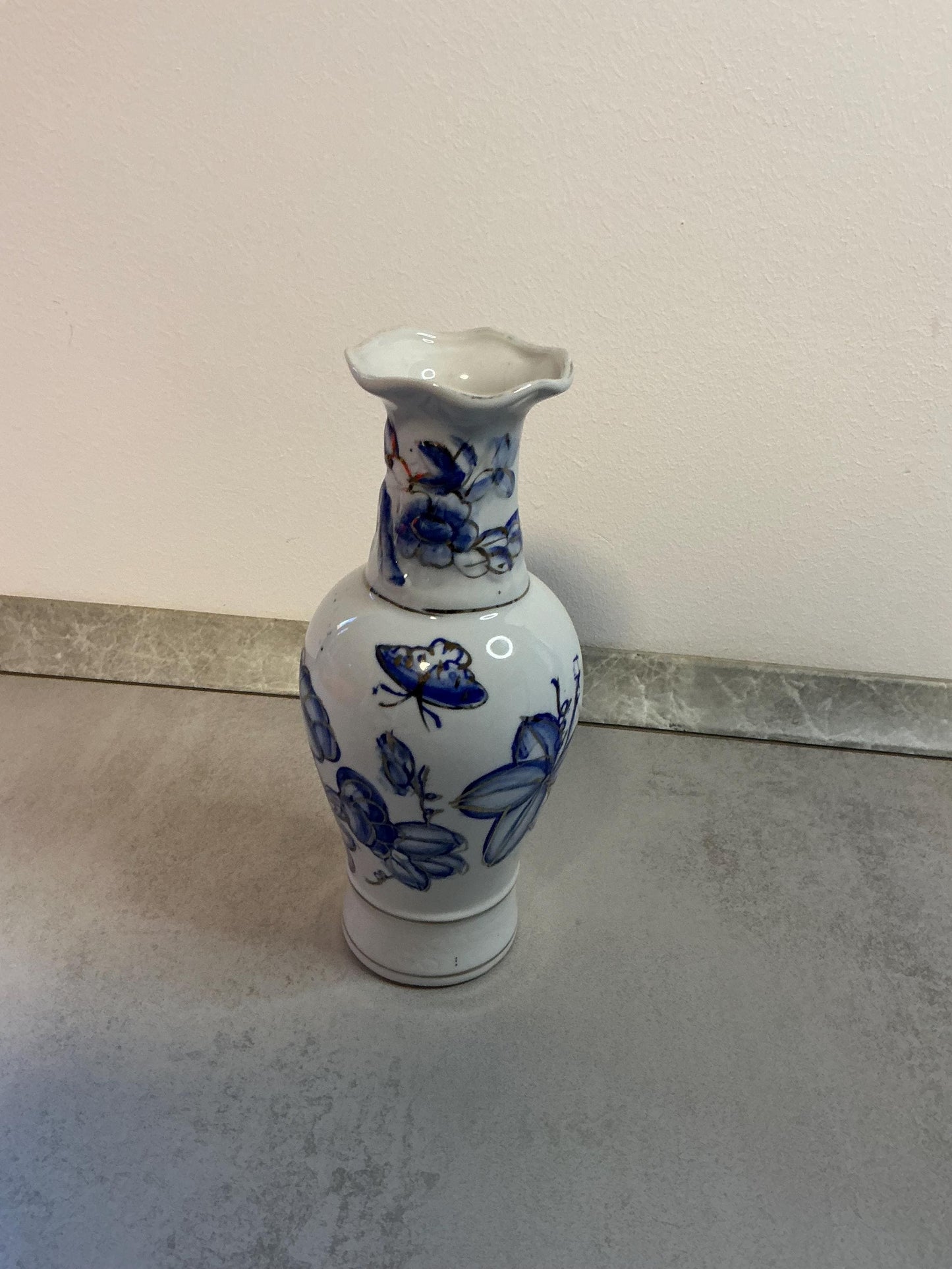 3 hand-painted porcelain vases in classic blue and white decor