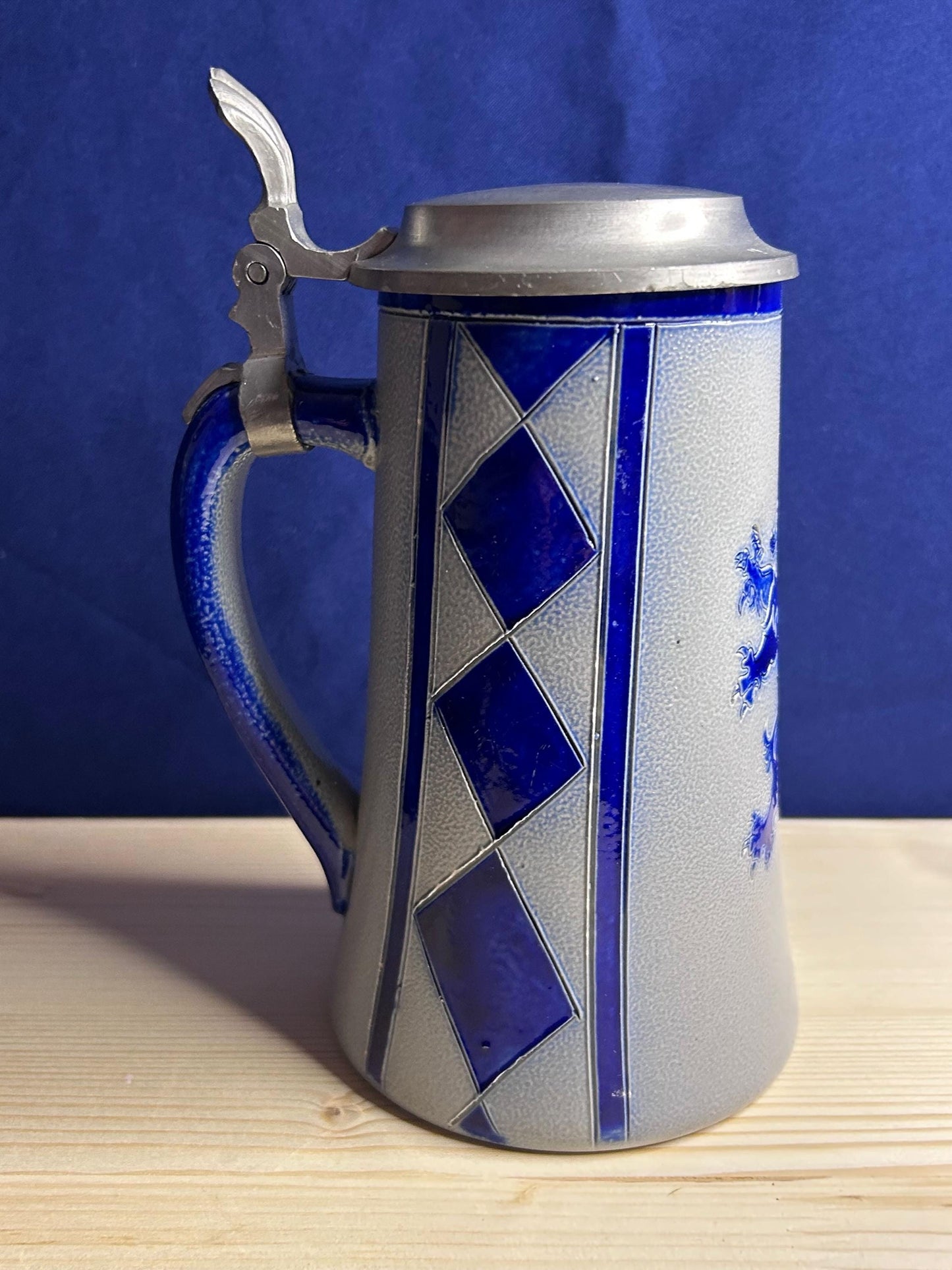 Schöner Bierkrug mit Löwen