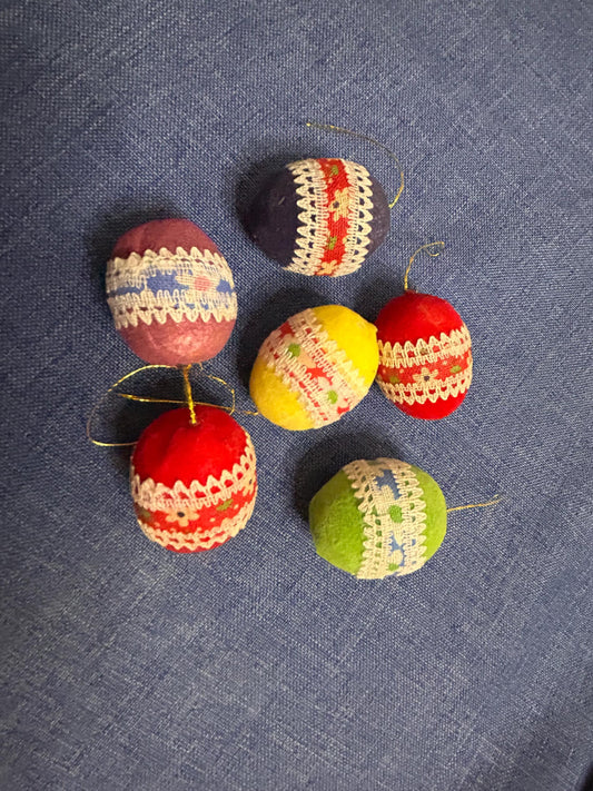 Set aus kleinen süßen vintage Ostereiern aus Textil je ca 3,5 cm zum Aufhängen