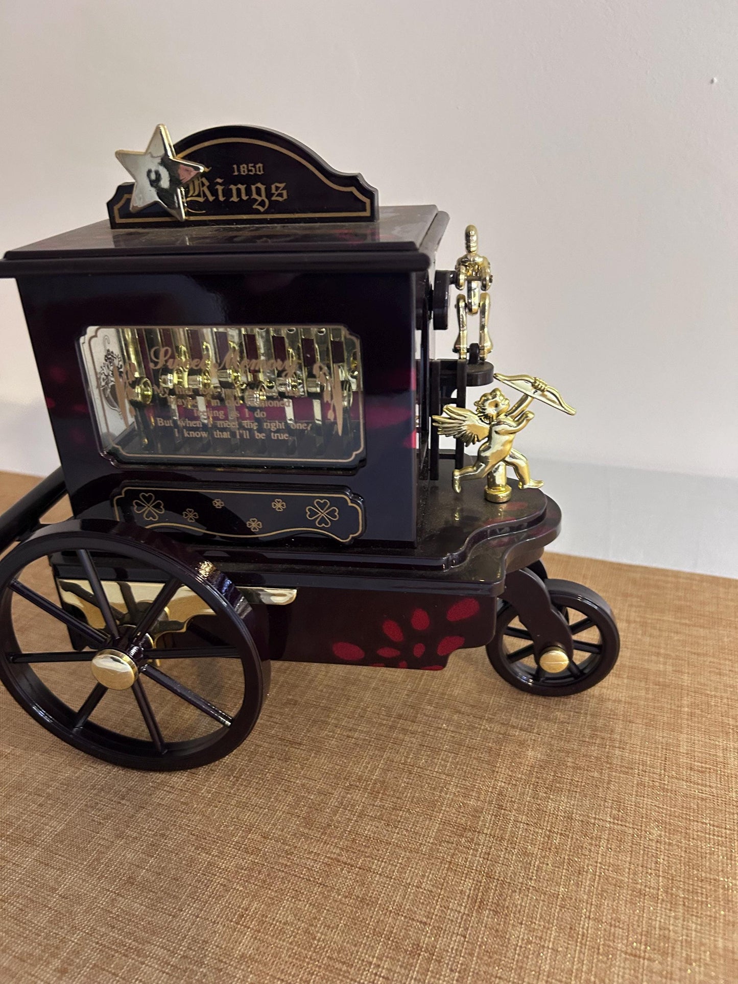 Music box in the shape of a carriage "kings"